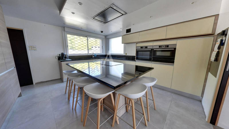 Maison - 255 m² - 7 pièces