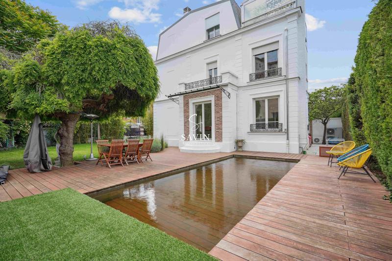 Maison - 247 m² - 8 pièces