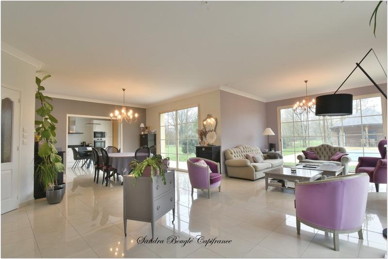 Maison - 216 m² - 9 pièces