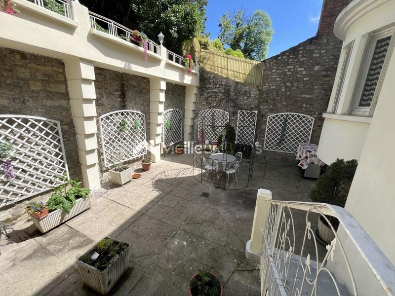 Maison - 250 m² - 8 pièces