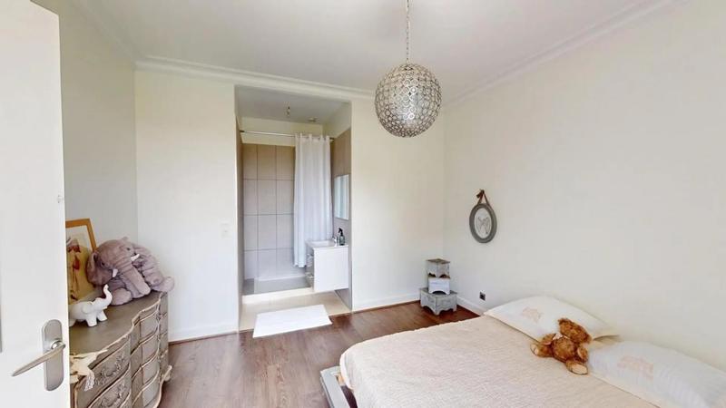 Propriété - 240 m² - 9 pièces