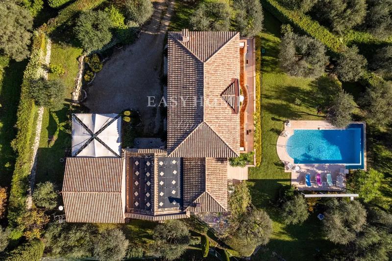 Propriété - 305 m² - 9 pièces