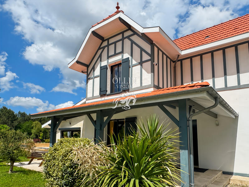 Propriété - 203 m² - 7 pièces