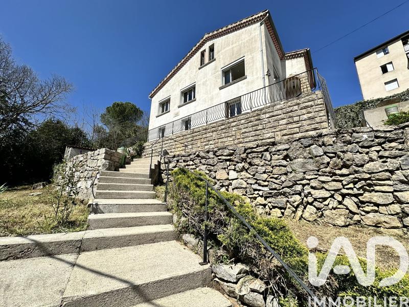 Maison - 205 m² - 8 pièces