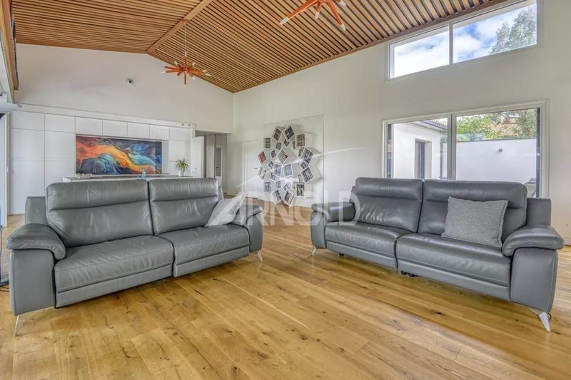 Maison - 208 m² - 8 pièces