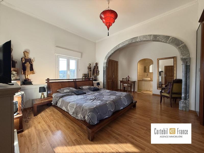 Maison - 512 m² - 11 pièces