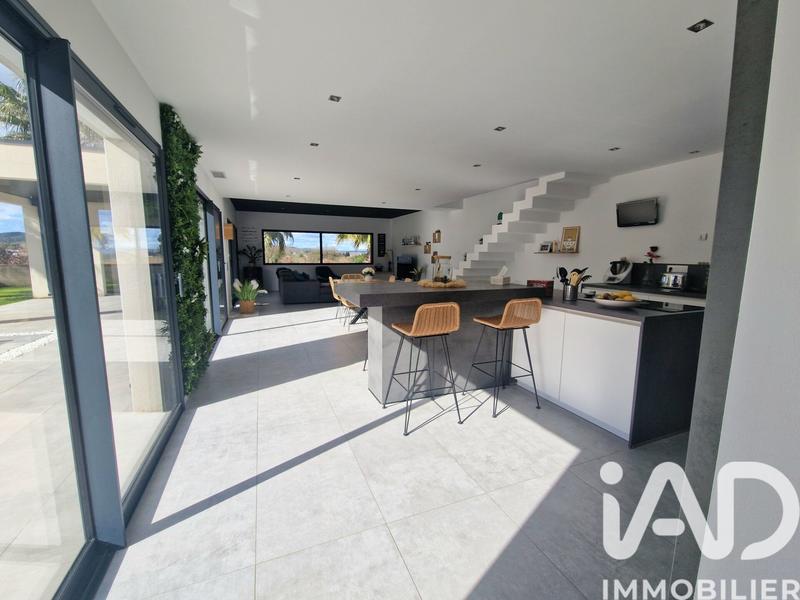 Maison - 230 m² - 9 pièces