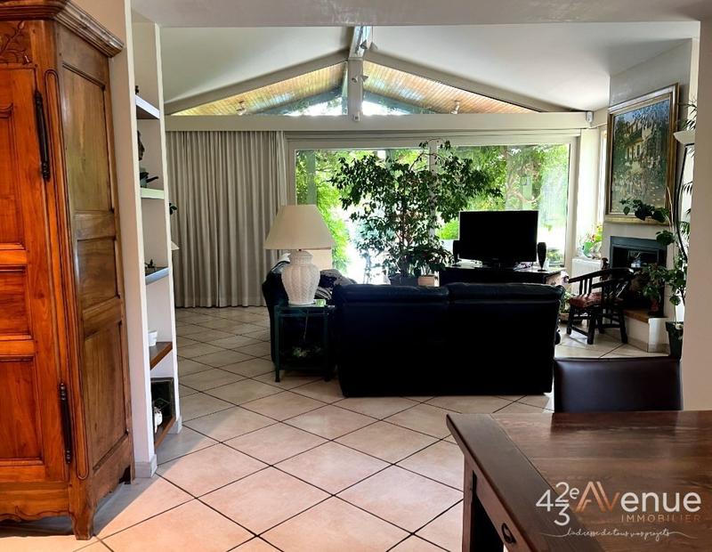 Propriété - 241 m² - 10 pièces