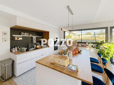 Maison - 223 m² - 8 pièces