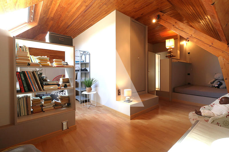 Maison - 233 m² - 12 pièces