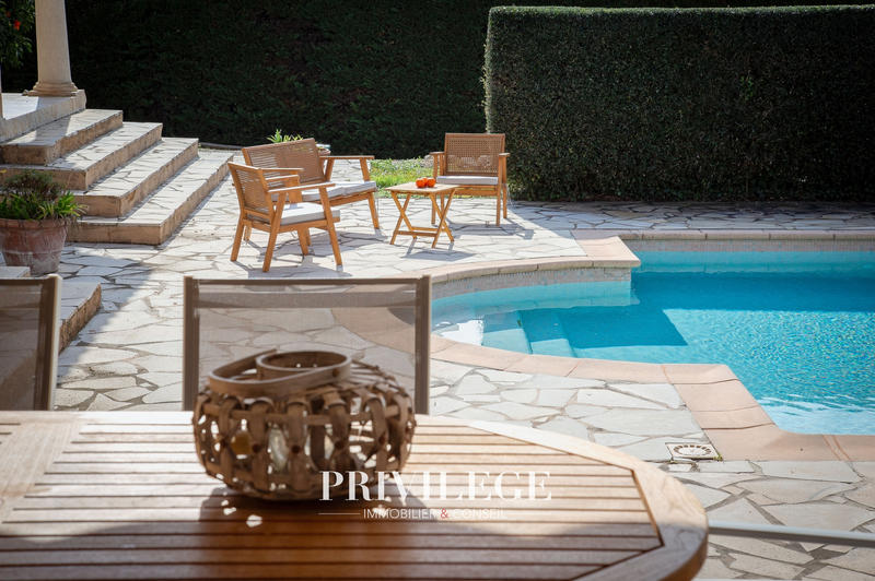 Villa - 240 m² - 8 pièces