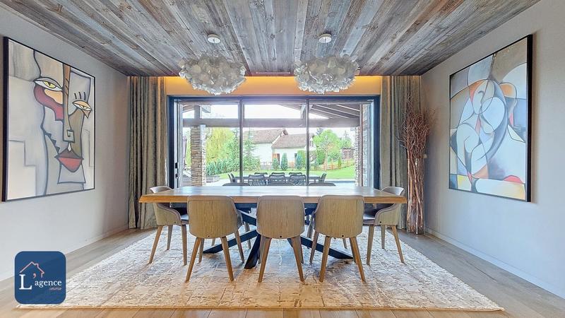 Maison - 219 m² - 7 pièces