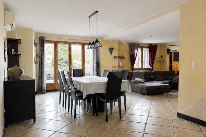 Maison - 275 m² - 8 pièces