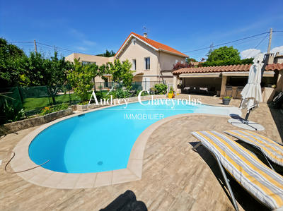 Maison - 330 m² - 5 pièces