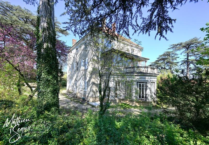 Propriété - 498 m² - 18 pièces