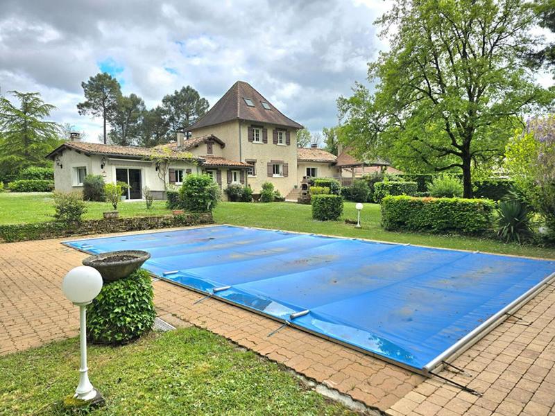 Maison - 220 m² - 8 pièces