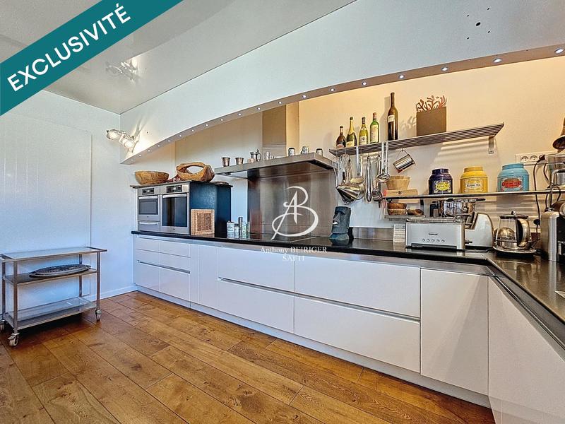 Maison - 280 m² - 12 pièces