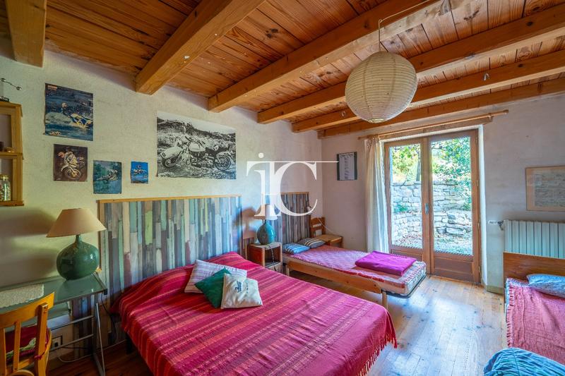 Maison - 223 m² - 9 pièces