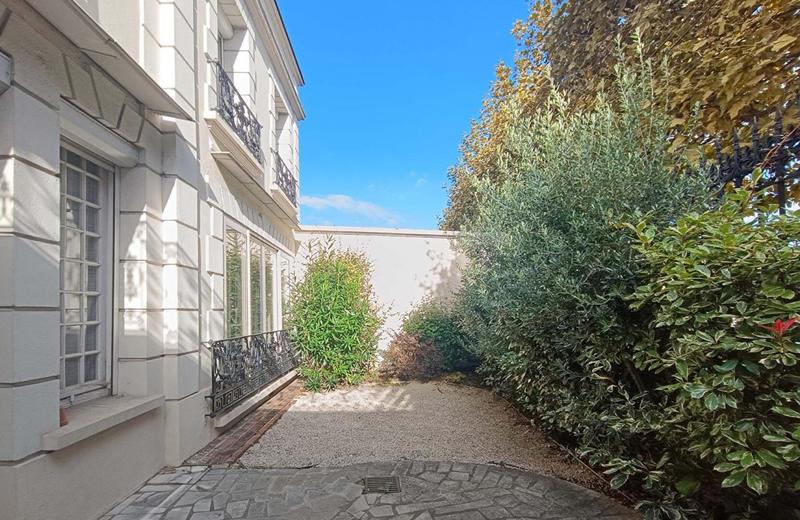 Maison - 300 m² - 12 pièces