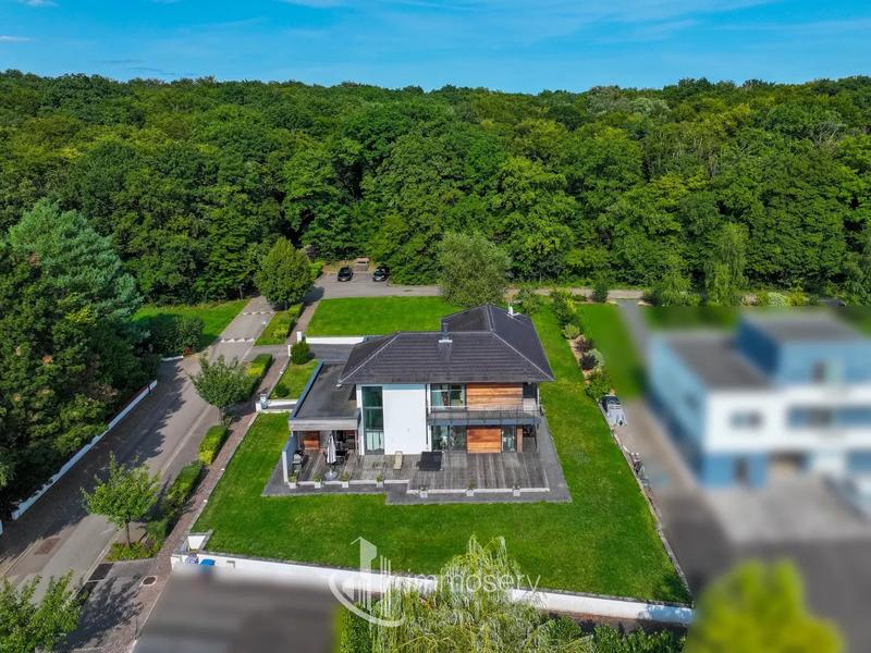 Maison - 229 m² - 7 pièces