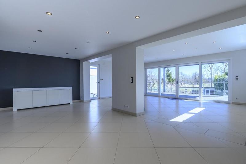 Maison - 305 m² - 7 pièces