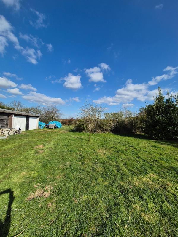 Terrain constructible - 1 050 m²