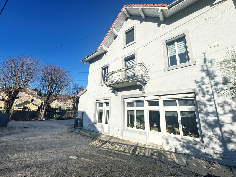 Maison - 338 m² - 8 pièces