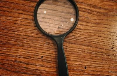 L’Enlumineur Disparu : Coup de Pinceau Dans le Dos !