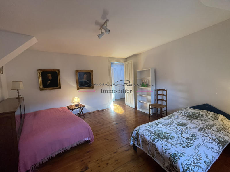 Propriété - 240 m² - 11 pièces