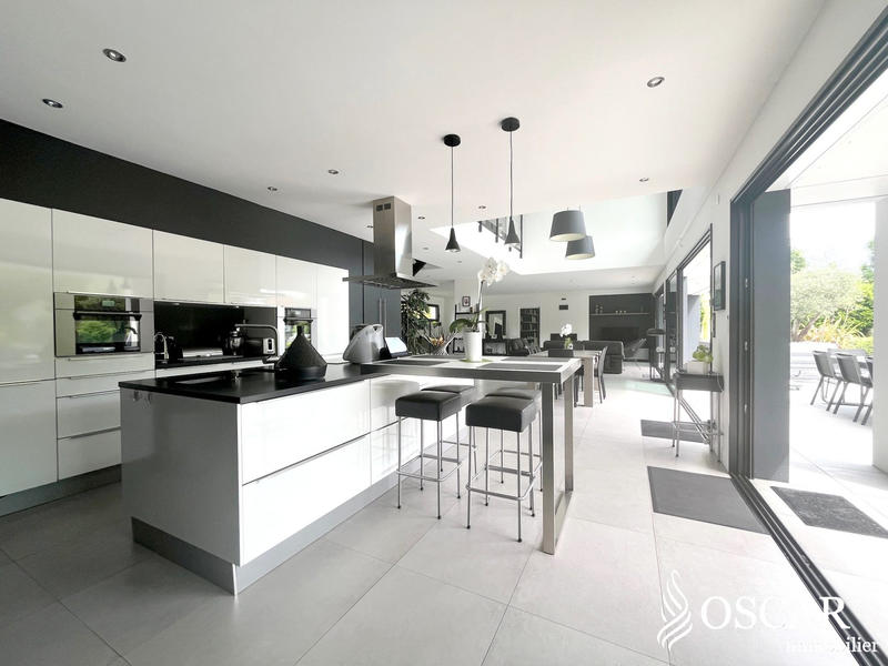 Maison contemporaine - 262 m² - 12 pièces