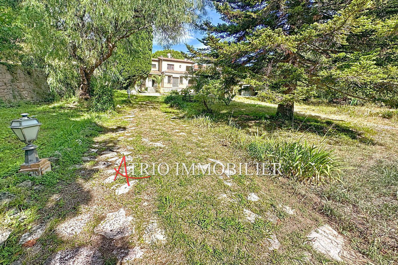 Maison - 230 m² - 8 pièces