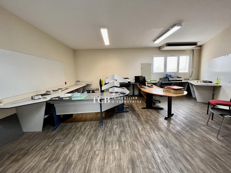 Local d'activités - 1 900 m²