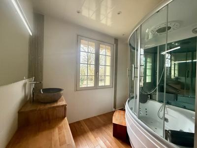 Maison traditionnelle - 227 m² - 9 pièces