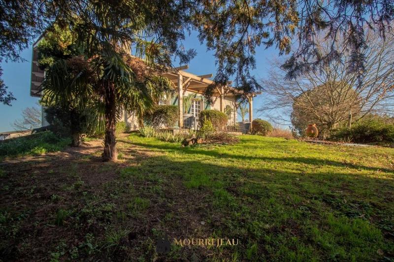 Maison - 260 m² - 8 pièces