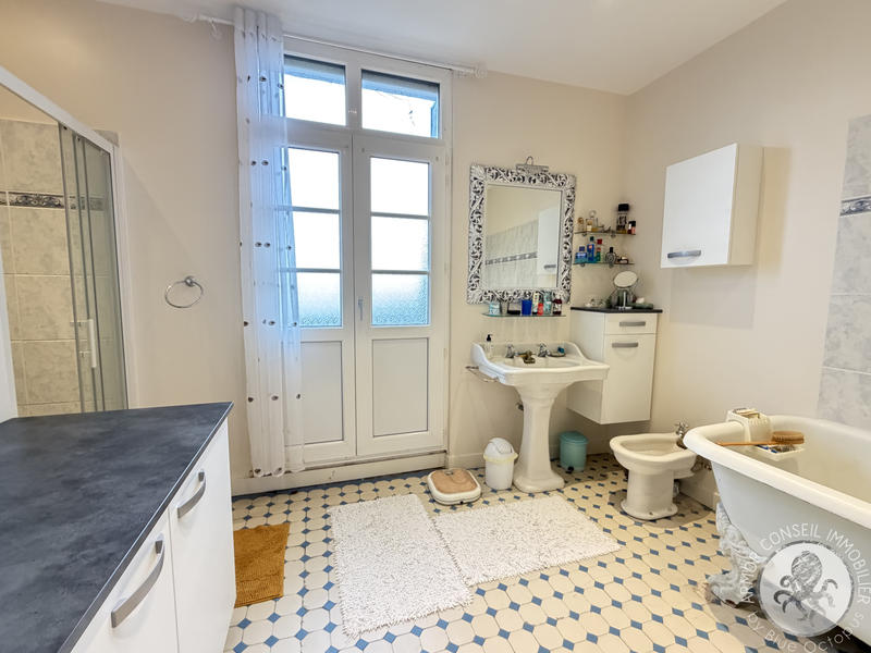 Maison - 187 m² - 9 pièces