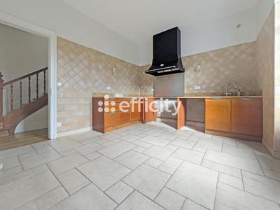 Maison - 248 m² - 9 pièces