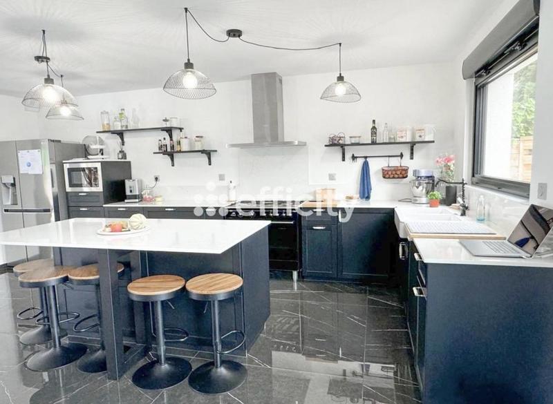 Maison - 212 m² - 7 pièces