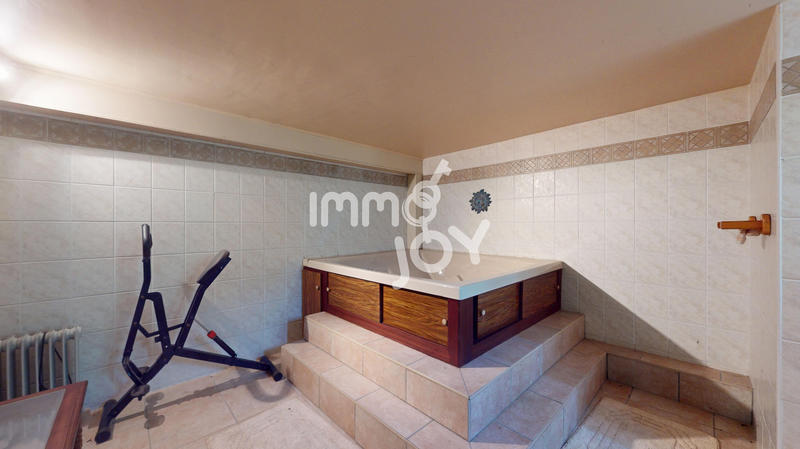 Maison - 231 m² - 7 pièces