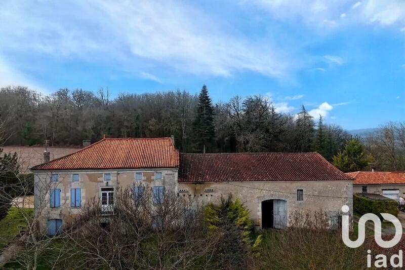 Maison - 414 m² - 18 pièces