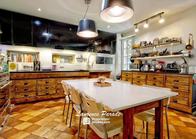 Maison - 590 m² - 19 pièces