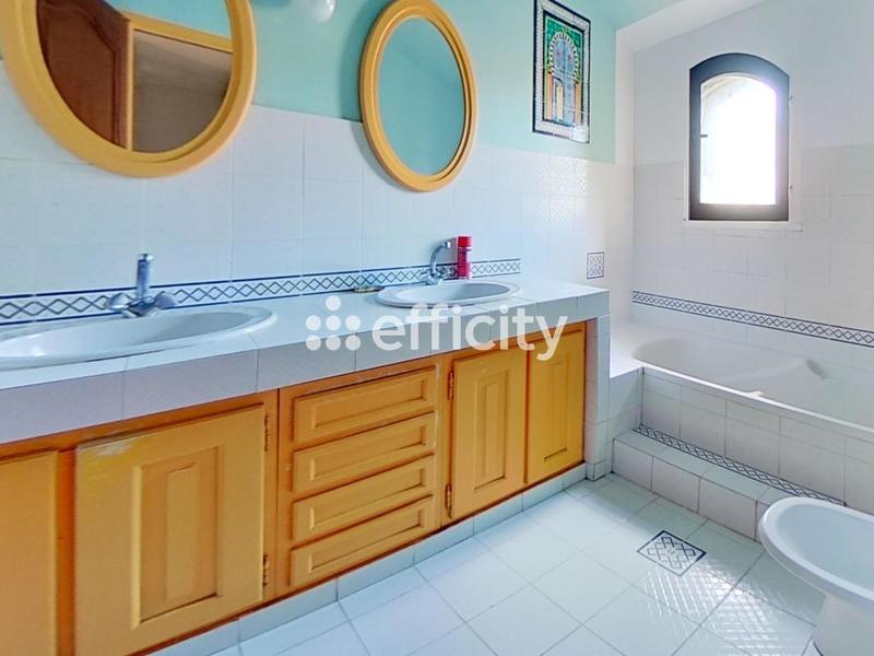 Maison - 225 m² - 9 pièces