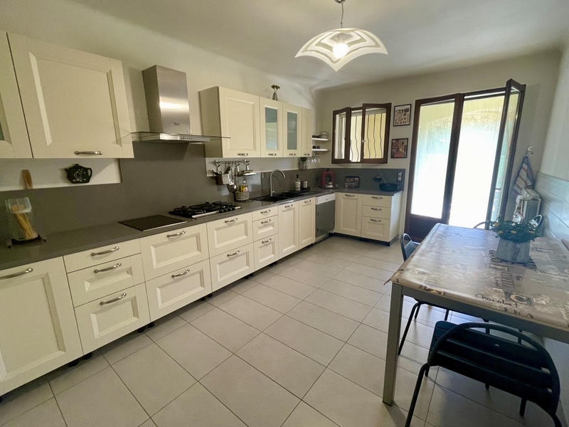 Maison - 290 m² - 9 pièces