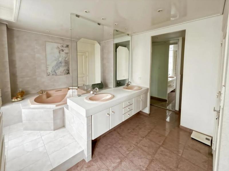 Propriété - 338 m² - 10 pièces