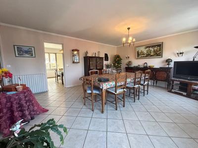 Maison traditionnelle - 185 m² - 10 pièces