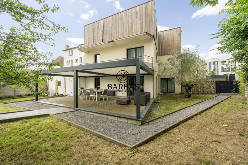 Maison - 302 m² - 10 pièces
