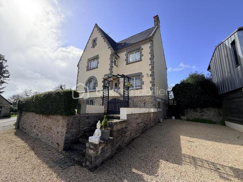 Demeure - 167 m² - 8 pièces