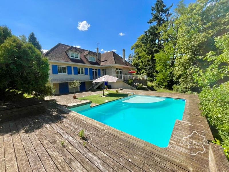 Propriété - 236 m² - 8 pièces