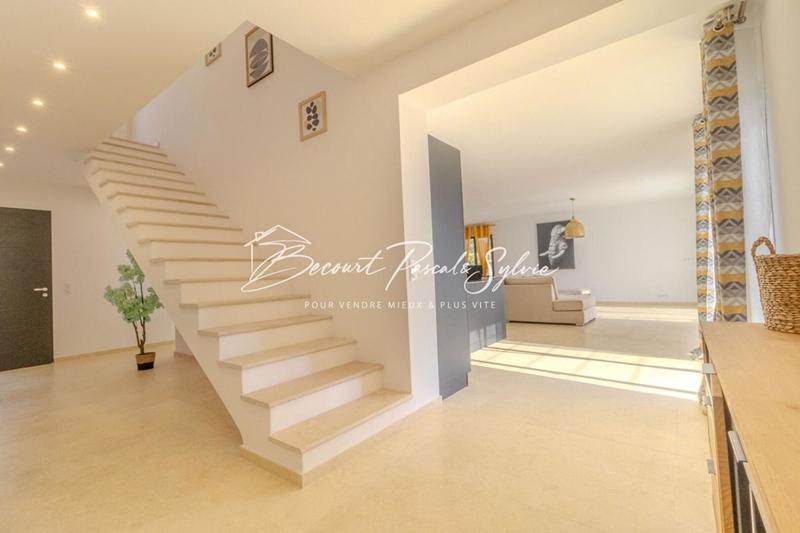 Maison - 180 m² - 7 pièces