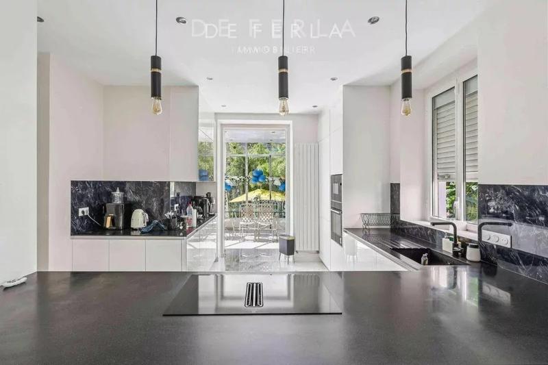 Demeure - 295 m² - 10 pièces