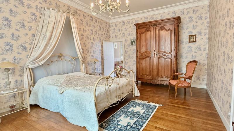 Maison - 245 m² - 11 pièces